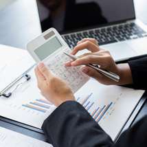 persona usando la cañcuñadora